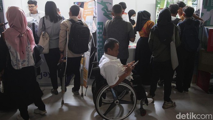 Para pencari kerja mencari lowongan pekerjaan (loker) khusus penyandang disabilitas di Taman Ismail Marzuki (TIM) Jakarta, Senin (3/11/2025). Para difabel antre dengan tertib sejak pagi untuk menyerahkan curriculum vitae (CV) secara online dengan scan barcode perusahaan pencari tenaga kerja.