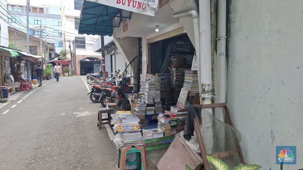 Sentra toko buku kawasan Kwitang, Jakarta Pusat masih cukup eksis meski kondisinya tak seramai dahulu sebelum makin eksisnya marketplace. (CNBC Indonesia/Chandra Dwi Pranata)