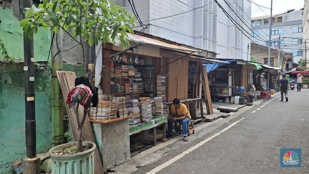 Sentra toko buku kawasan Kwitang, Jakarta Pusat masih cukup eksis meski kondisinya tak seramai dahulu sebelum makin eksisnya marketplace. (CNBC Indonesia/Chandra Dwi Pranata)
