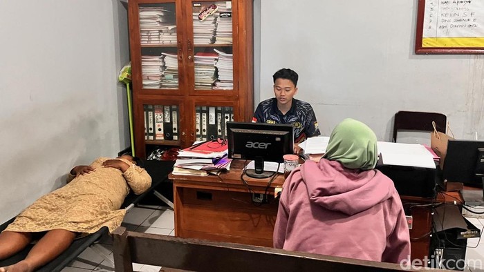 Seorang ibu di Banyuwangi diperiksa di Kantor Polisi diduga mengubur bayi yang baru dilahirkan hidup-hidup hingga meninggal.