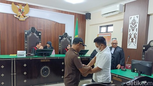 Terdakwa I Gde Aris Chandra Widianto mengikuti sidang di PN Mataram kasus pembunuhan Brigadir Muhammad Nurhadi, Senin (3/11/2025). (Foto : Abdurrasyid Efendi/detikBali).
