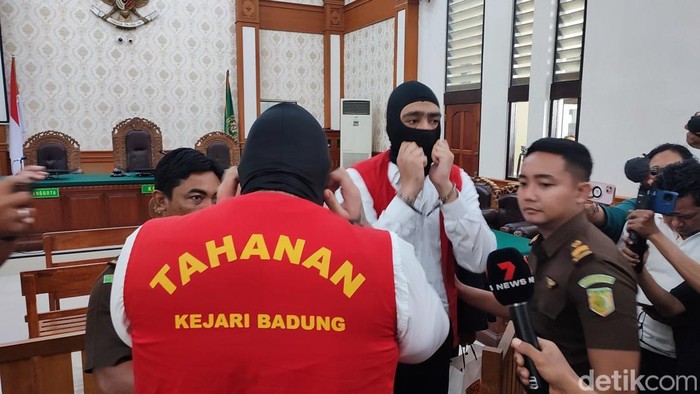 Dua WN Australia terdakwa pembunuhan WN Australia saat sidang di PN Denpasar, Senin (3/11/2025).