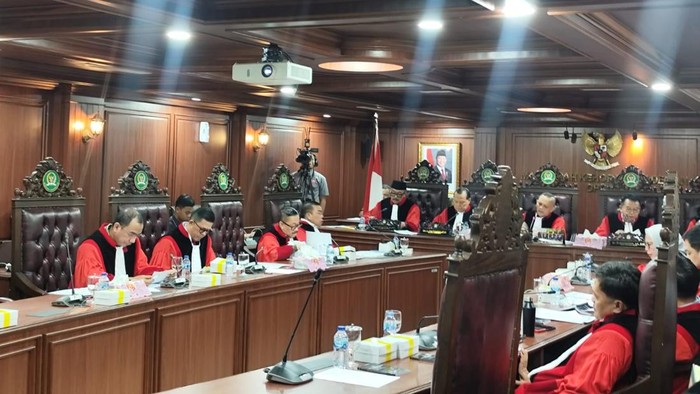 MKD DPR diketahui menggelar sidang perdana 5 anggota DPR nonaktif di kompleks parlemen, Senayan, Jakarta, Senin (3/11). Kelima anggota DPR nonaktif itu adalah Adies Kadir, Nafa Urbach, Surya Utama, Eko Hendro Purnomo, dan Ahmad Sahroni.