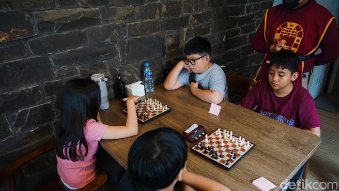 Siswa melakukan permainan boardgame