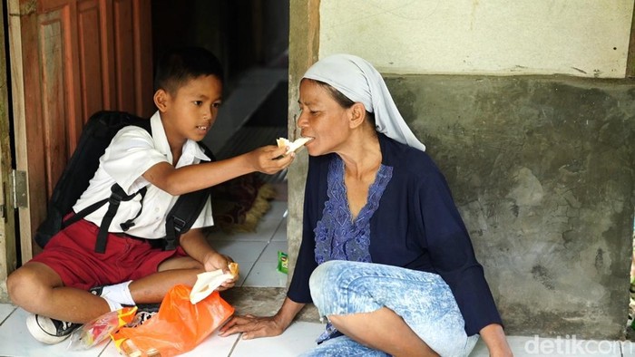 Siswa SD di Pangandaran menyisihkan makanan MBG untuk neneknya