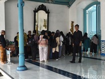 Pelayat Banjiri Keraton Solo Beri Penghormatan Terakhir ke Mendiang PB XIII