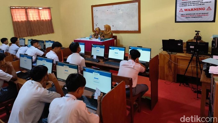 Siswa yang sedang melaksanakan TKA di SMK Negeri 2 Pangandaran