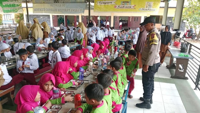 SPPG Polres Siak mendistribusikan MBG kepada 2.004 siswa penerima manfaat.