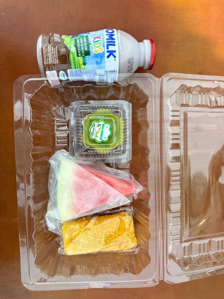 SPPG Polres Siak mendistribusikan MBG sehat dengan menu gizi seimbang 4 sehat 5 sempurna plus snack. SPPG Polres Siak mendistribusikan MBG sehat dengan menu gizi seimbang 4 sehat 5 sempurna plus snack.