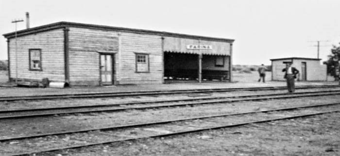 Stasiun kereta api di Farina