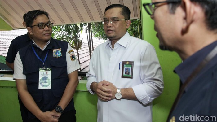Pelajar mengikuti TKA di SMAN 78 Jakarta, Palmerah, Jakarta Barat, Senin (3/11/2025). Pelaksanaan TKA berlangsung mulai hari ini hingga Minggu (9/11) bagi siswa SMA/MA, SMK/MAK/SMALB, serta Paket C/PKPPS Ulya.