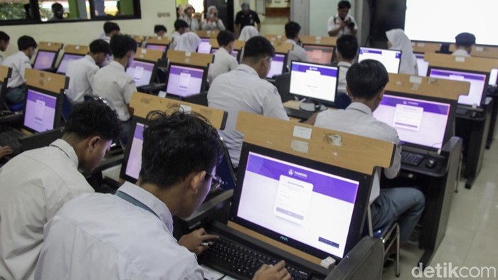 Pelajar mengikuti TKA di SMAN 78 Jakarta, Palmerah, Jakarta Barat, Senin (3/11/2025). Pelaksanaan TKA berlangsung mulai hari ini hingga Minggu (9/11) bagi siswa SMA/MA, SMK/MAK/SMALB, serta Paket C/PKPPS Ulya.