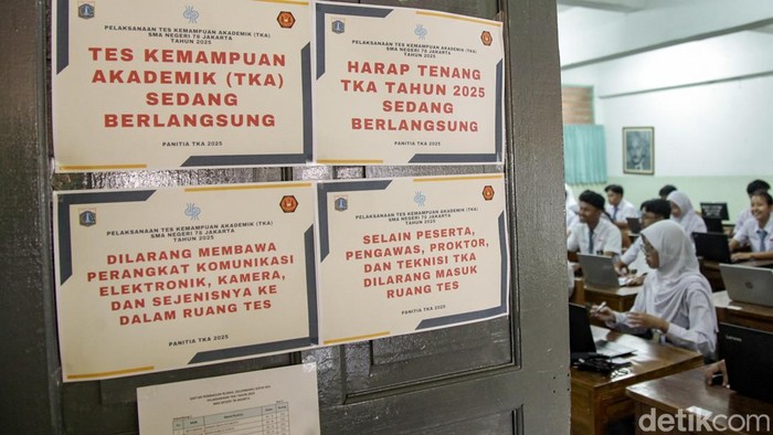 Pelajar mengikuti TKA di SMAN 78 Jakarta, Palmerah, Jakarta Barat, Senin (3/11/2025). Pelaksanaan TKA berlangsung mulai hari ini hingga Minggu (9/11) bagi siswa SMA/MA, SMK/MAK/SMALB, serta Paket C/PKPPS Ulya.
