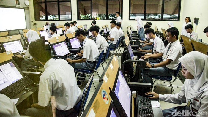 Pelajar mengikuti TKA di SMAN 78 Jakarta, Palmerah, Jakarta Barat, Senin (3/11/2025). Pelaksanaan TKA berlangsung mulai hari ini hingga Minggu (9/11) bagi siswa SMA/MA, SMK/MAK/SMALB, serta Paket C/PKPPS Ulya.