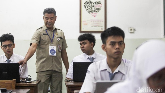 Pelajar mengikuti TKA di SMAN 78 Jakarta, Palmerah, Jakarta Barat, Senin (3/11/2025). Pelaksanaan TKA berlangsung mulai hari ini hingga Minggu (9/11) bagi siswa SMA/MA, SMK/MAK/SMALB, serta Paket C/PKPPS Ulya.