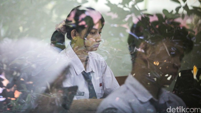 Pelajar mengikuti TKA di SMAN 78 Jakarta, Palmerah, Jakarta Barat, Senin (3/11/2025). Pelaksanaan TKA berlangsung mulai hari ini hingga Minggu (9/11) bagi siswa SMA/MA, SMK/MAK/SMALB, serta Paket C/PKPPS Ulya.