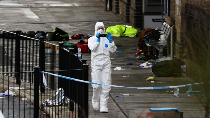 A forensic officer takes pictures of the London North Eastern Railway (LNER) train where a series of stabbings took place, at a platform at Huntingdon Station, near Cambridge, Britain, November 2, 2025. REUTERS/Jack Taylor