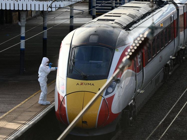 Suasana Mencekam di Stasiun Inggris Pascapenikaman Massal
