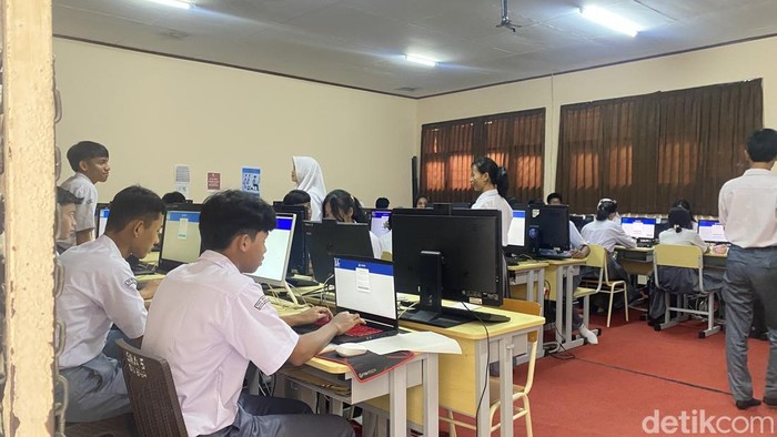 Suasana saat siswa SMAN 5 Kota Sukabumi akan melaksanakan Tes Kemampuan Akademik