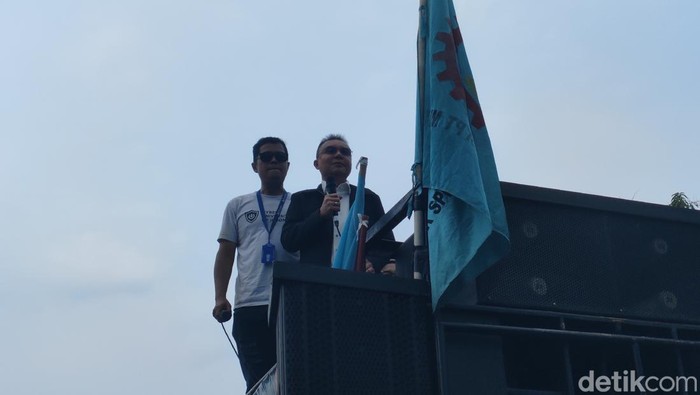 Wakil Ketua DPR RI Sufmi Dasco Ahmad menemui massa demonstrasi yang berada di depan pabrik ban Michelin, Cikarang, Jawa Barat, Senin (3/11/2025).