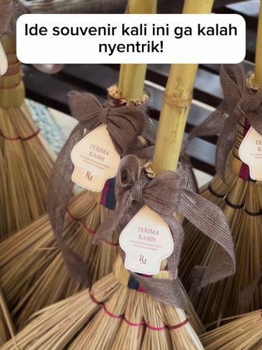 Suasana pernikahan ini mencuri atensi warganet, pasalnya pengantin memberikan souvenir unik berupa sapu lidi dan cobek untuk para tamu undangan. Unggahan tersebut langsung viral.