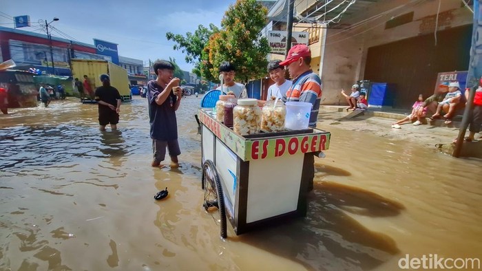 Syarifulloh (57), seorang pedagang es doger kala melintas Jalan Raya Dayeuhkolot, Kabupaten Bandung, Senin (3/11/2025).