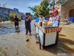 Banjir Dayeuhkolot Tak Surutkan Langkah Syarifulloh Jualan Es Doger