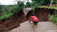 Peristiwa ini terjadi pada Sabtu (2/11) setelah wilayah tersebut diguyur hujan deras lebih dari tiga jam. Kondisi tanah yang labil membuat sebagian besar badan jalan tak lagi bisa dilalui kendaraan