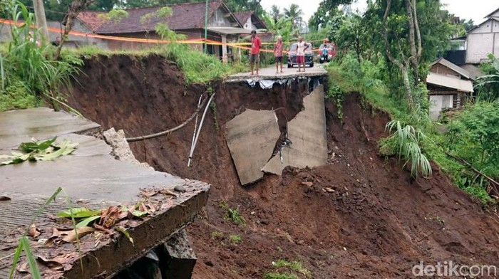 Tanah Longsor putus akses utama antar desa di Tulungagung