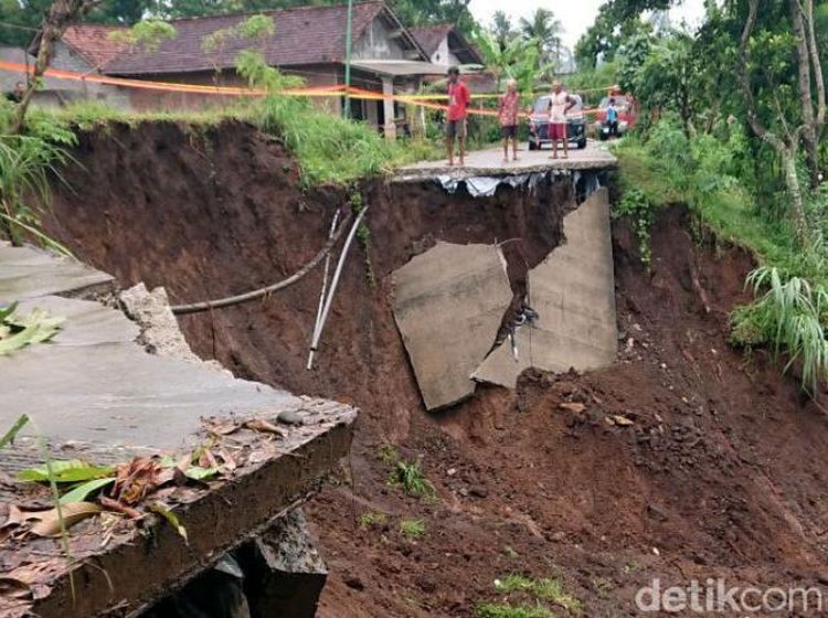 Akses Utama Antar Desa di Tulungagung Terputus Akibat Longsor