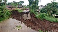 Untuk sementara, kendaraan roda dua dialihkan melewati jalur darurat di sisi jalan yang longsor. Namun, kendaraan roda empat belum bisa melintas karena kondisi medan yang berbahaya.
