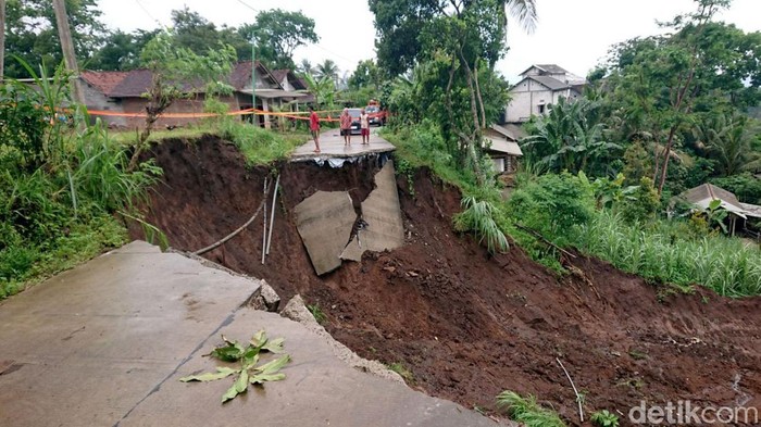 Tanah Longsor putus akses utama antar desa di Tulungagung