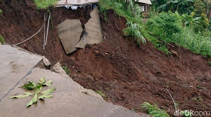 Tanah Longsor putus akses utama antar desa di Tulungagung
