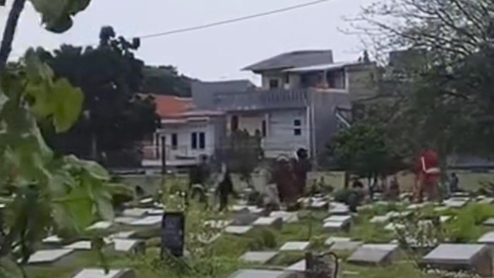 Tangkapan layar video viral tawuran di TPU Kober Rawa Bunga, Jatinegara, Jakarta Timur, Minggu (2/11/2025).