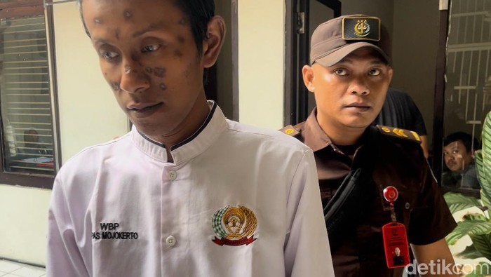 Terdakwa RT setelah sidang dakwaan