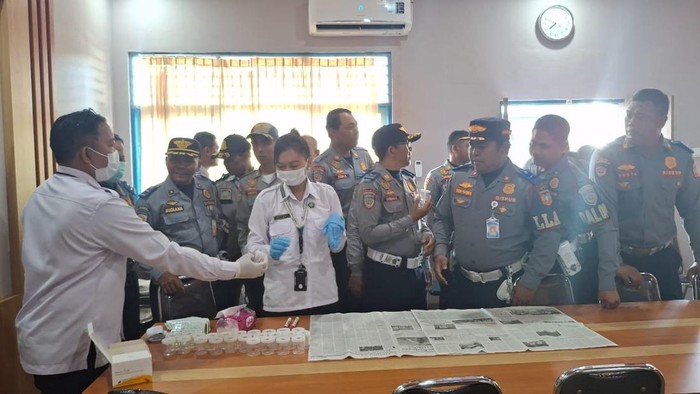 BNNK Karangasem saat melakukan test urine terhadap puluhan pegawai Dishub, Senin (3/11/2025). (dok. BNNK Karangasem)