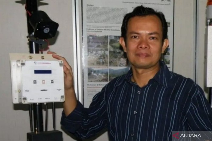 Kepala BMKG Teuku Faisal Fathani berpose dengan alat sistem peringatan dini longsor dan mitigasi bencana hidrometeorologi yang dikembangkannya.
