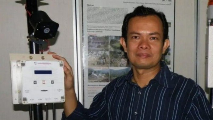 Kepala BMKG Teuku Faisal Fathani berpose dengan alat sistem peringatan dini longsor dan mitigasi bencana hidrometeorologi yang dikembangkannya.