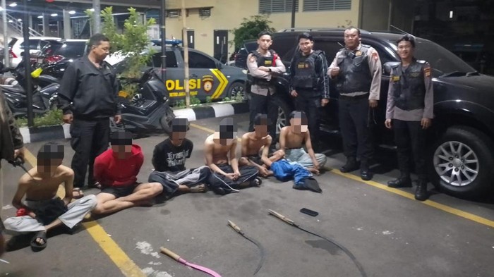 Tim Patroli Perintis Presisi Polres Metro Jakarta Pusat mengamankan 6 remaja mau tawuran di Kemayoran. Tim Jaga Jakarta menyita 3 senjata tajam jenis celurit. (dok Istimewa)