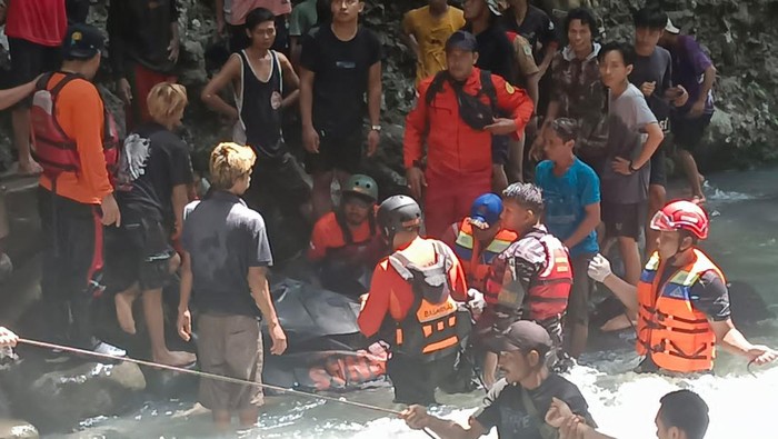 Tim SAR mengevakuasi jenazah siswa SMA yang terseret air bah di Air Terjun Sekoah, Dusun Leong Timur, Desa Tegal Maja, Kecamatan Tanjung, Lombok Utara, NTB. (Foto: Tim SAR Mataram)