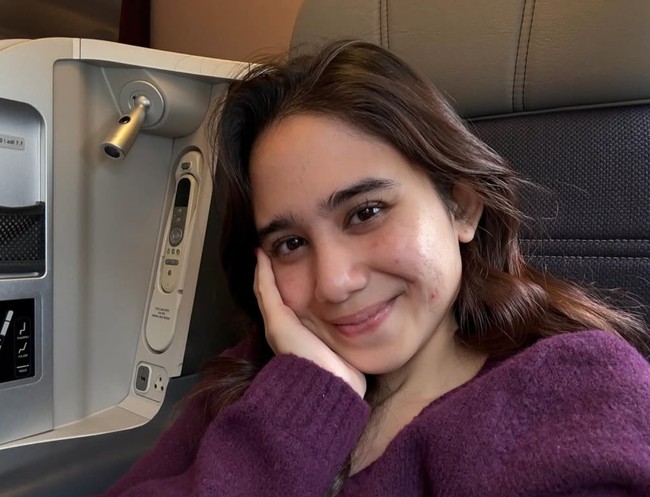 Melalui akun Instagram pribadinya, kekasih Dul Jaelani, Tissa Biani terlihat memamerkan foto-fotonya saat tampil natural tanpa pulasan makeup. Less is more, tulis Tissa di keterangan unggahannya. Foto: Instagram/@tissabiani