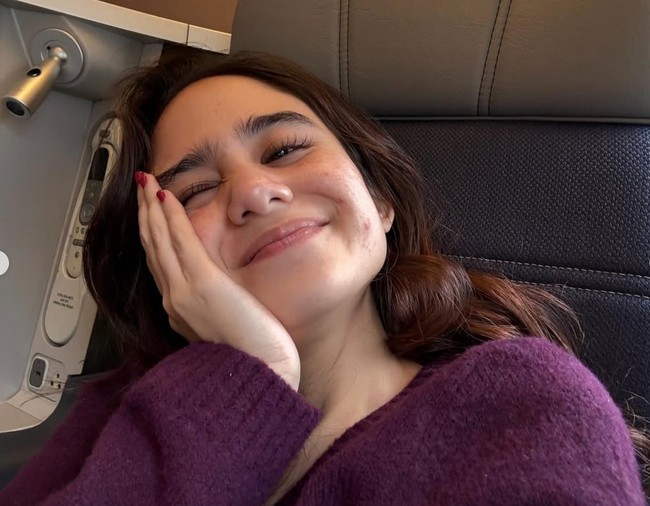 Selfie saat duduk di dalam pesawat, Tissa yang mengenakan sweater ungu itu memamerkan senyum manis dengan kulit asli wajahnya. Melengkapi penampilan naturalnya, rambut Tissa juga tampak hanya dibiarkan terurai. Foto: Instagram/@tissabiani