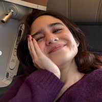 Selfie saat duduk di dalam pesawat, Tissa yang mengenakan sweater ungu itu memamerkan senyum manis dengan kulit asli wajahnya. Melengkapi penampilan naturalnya, rambut Tissa juga tampak hanya dibiarkan terurai. Foto: Instagram/@tissabiani