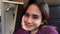 Tissa selfie bareface sambil pakai sweater ungu, senyumnya manis banget! Foto: Instagram/@tissabiani