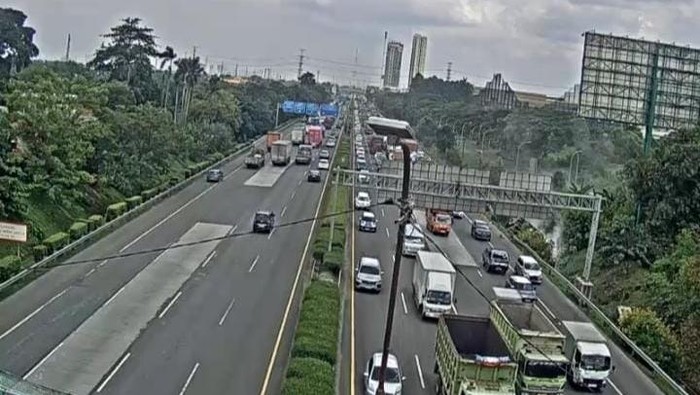 Truk terguling ke parit tol di ruas Jakarta arah Tangerang (dok. Travoy)