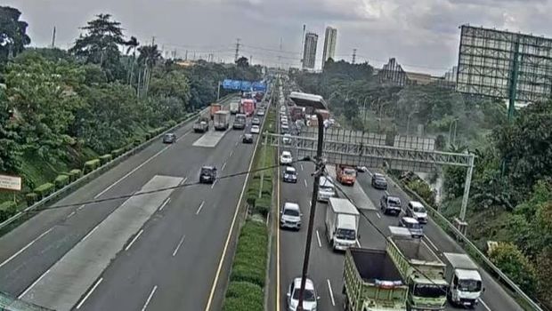 Truk terguling ke parit tol di ruas Jakarta arah Tangerang (dok. Travoy) Truk terguling ke parit tol di ruas Jakarta arah Tangerang (dok. Travoy)
