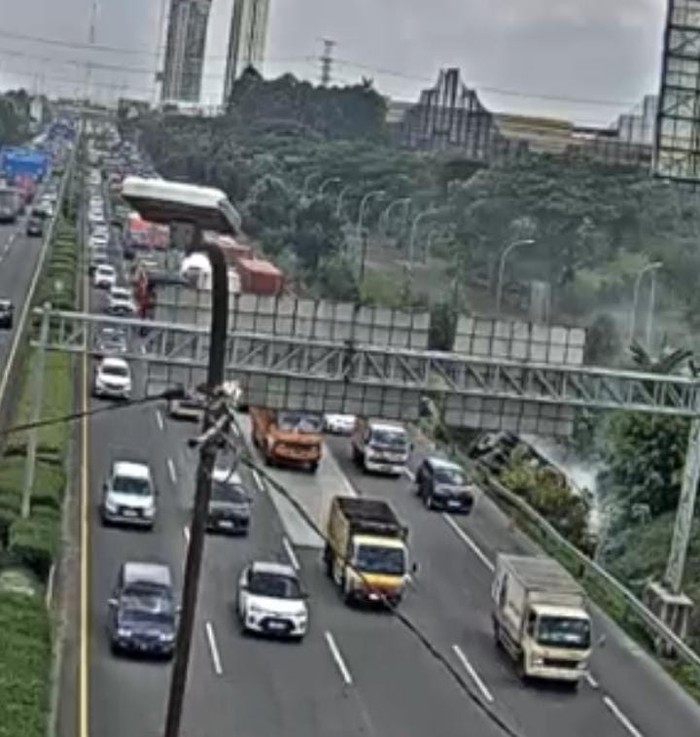 Truk terguling ke parit tol di ruas Jakarta arah Tangerang (dok. Travoy)