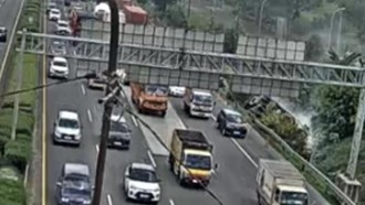Ada Truk Terguling, Lalin di Tol Jakarta Arah Tangerang Macet Panjang