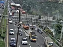 Video Truk Tangki Terguling di Tol Jakarta-Tangerang, Sempat Bikin Macet Panjang