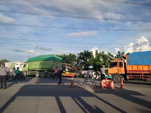 Gubernur Andra Soni Ancam Cabut KIR-STNK Truk Tambang Langgar Jam Operasi